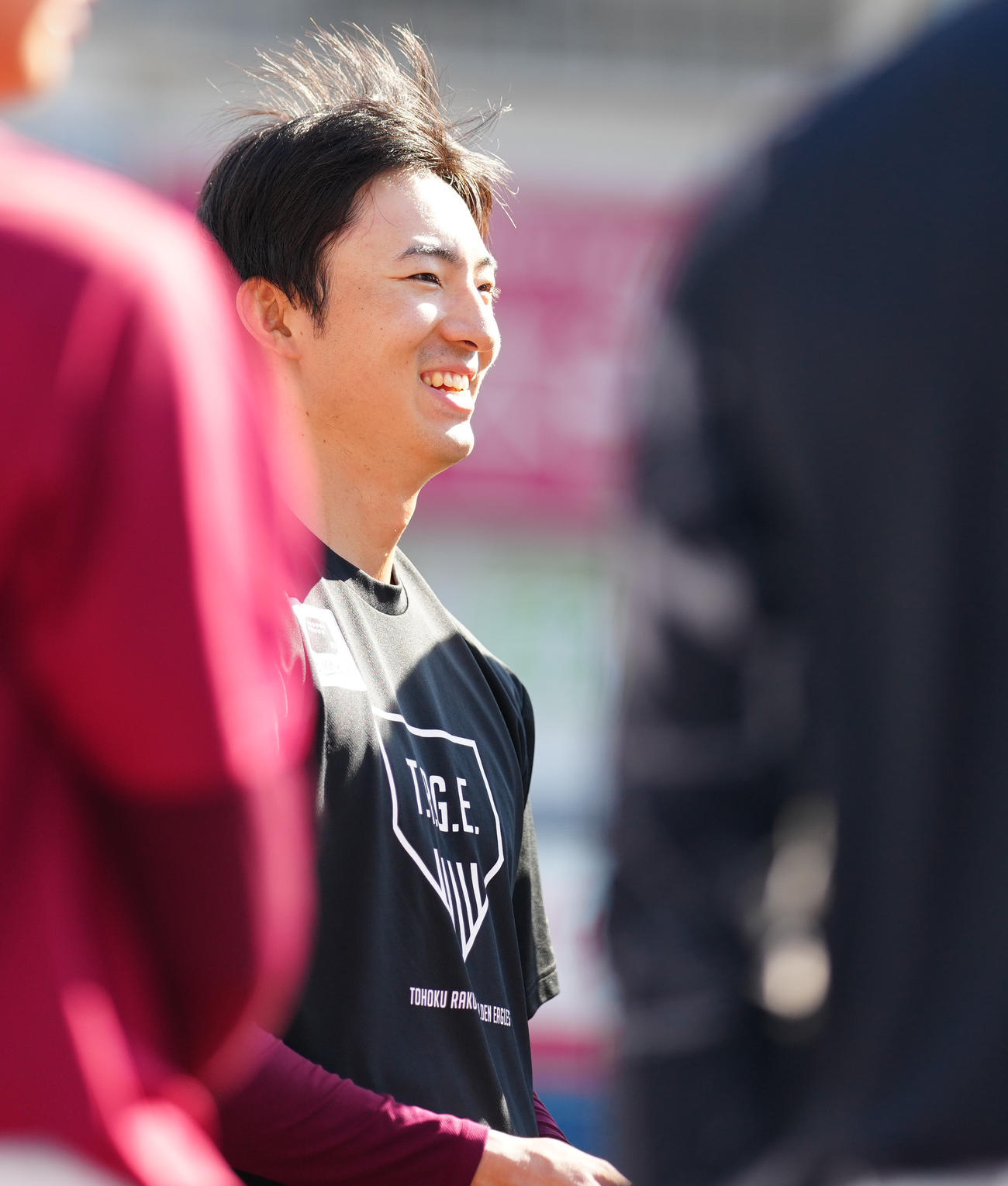 ロッテ対楽天　試合前練習で笑顔の楽天荘司（撮影・鈴木みどり）