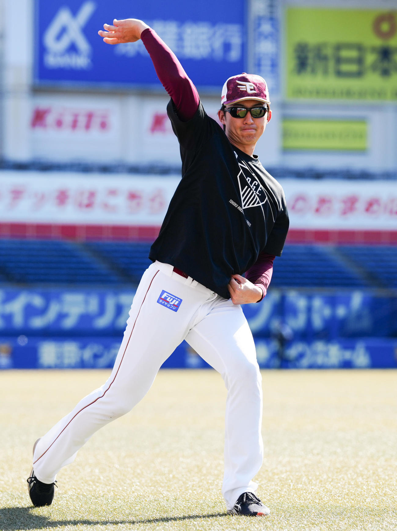 ロッテ対楽天　試合前練習で汗を流す楽天荘司（撮影・鈴木みどり）