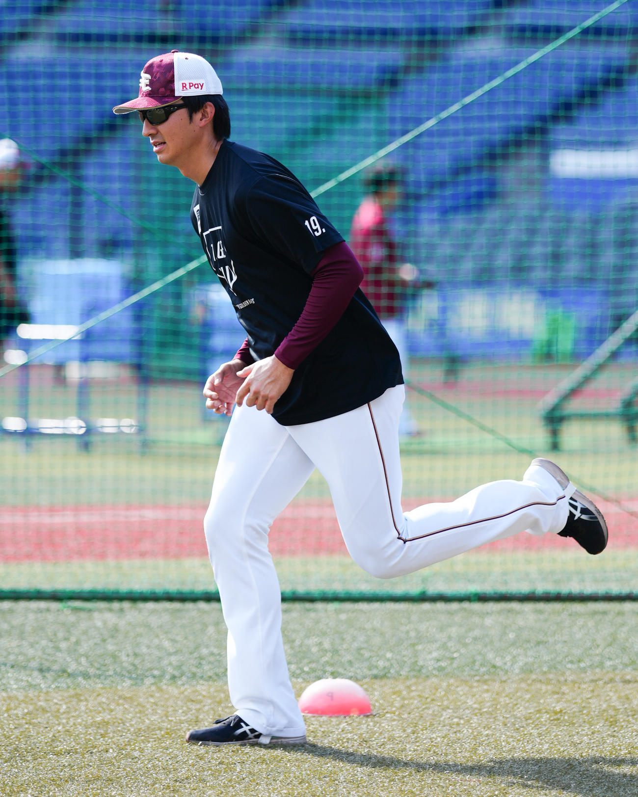 ロッテ対楽天　試合前練習で汗を流す楽天荘司（撮影・鈴木みどり）