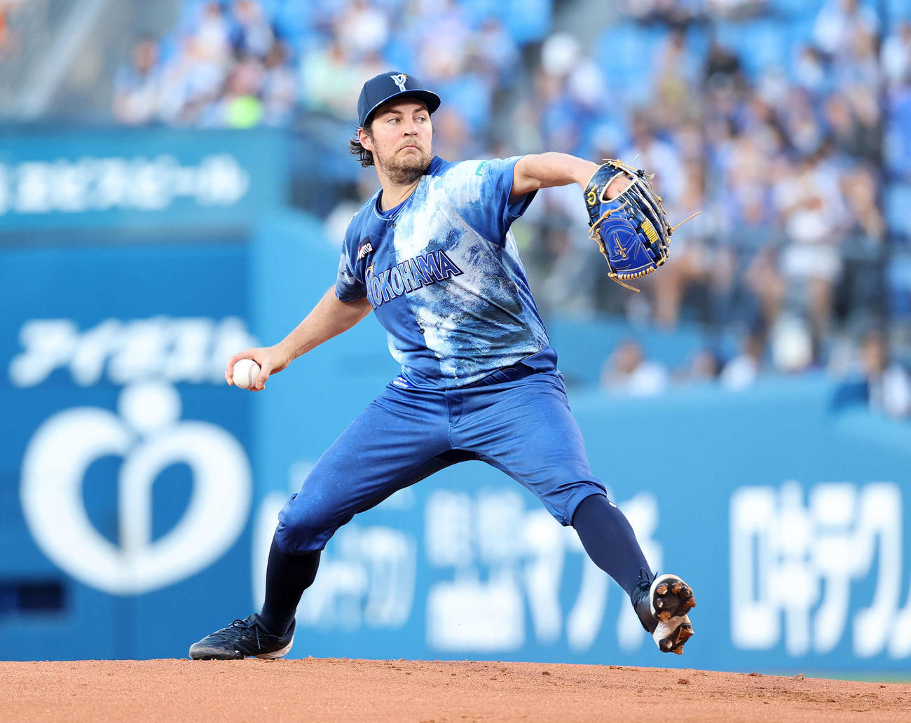 DeNA対ヤクルト　力投するDeNA先発のバウアー（撮影・鈴木正人）