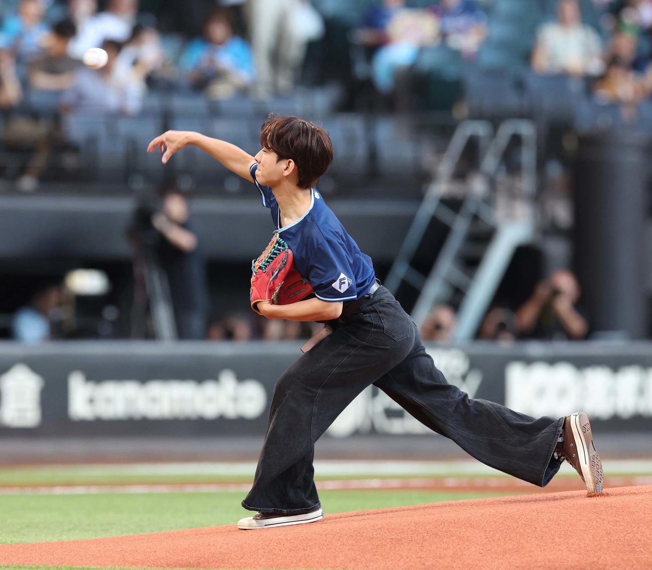 日本ハム対ソフトバンク　ファーストピッチセレモニーで投球する佐藤（撮影・黒川智章）