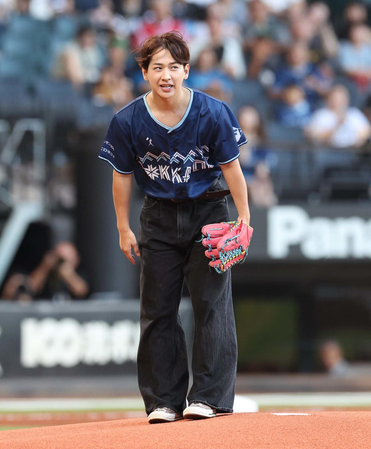 日本ハム対ソフトバンク　ファーストピッチセレモニーで投球する佐藤（撮影・黒川智章）