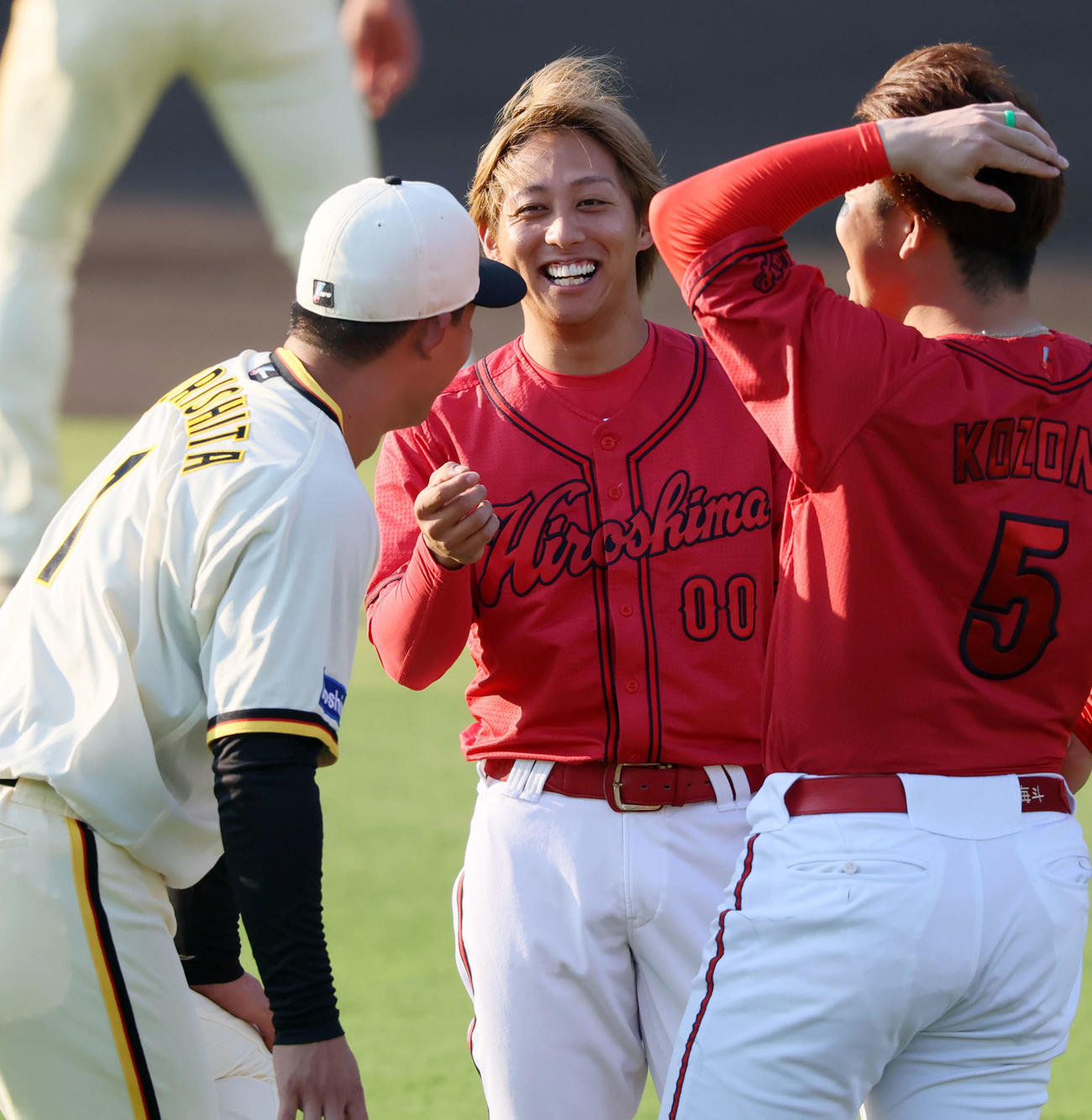 阪神対広島　阪神森下（左）と談笑する羽月。右は小園（撮影・加藤哉）