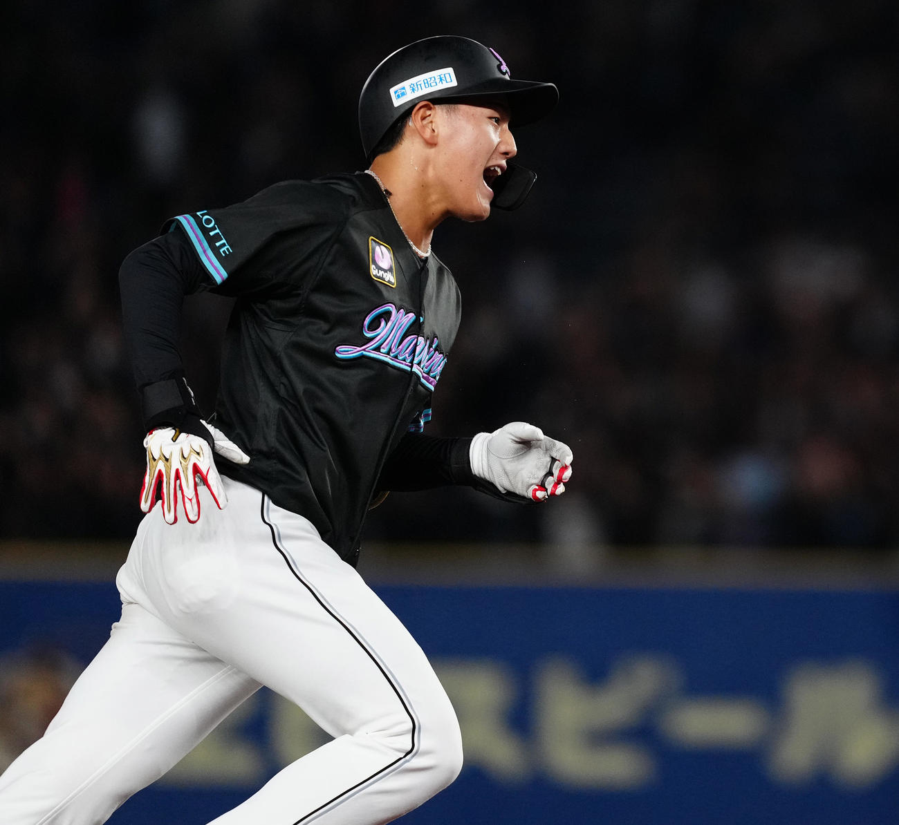 ロッテ対楽天　4回裏ロッテ1死、プロ初本塁打の左越えソロ本塁打を放った西川はダイヤモンドをまわる（撮影・鈴木みどり）