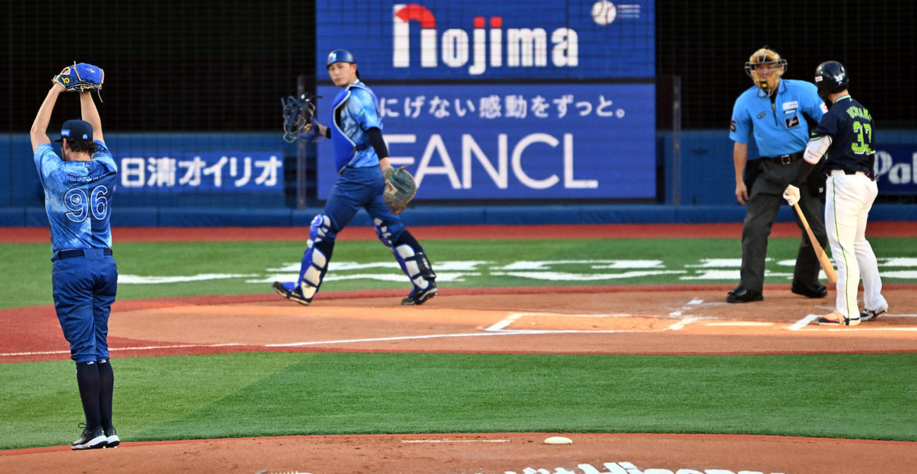 DeNA対ヤクルト　1回表ヤクルト2死、内山を見逃し三振に仕留めソードセレブレーショするバウアー（撮影・滝沢徹郎）　