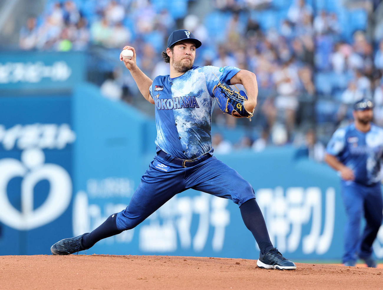 DeNA対ヤクルト　力投するDeNA先発のバウアー（撮影・鈴木正人）