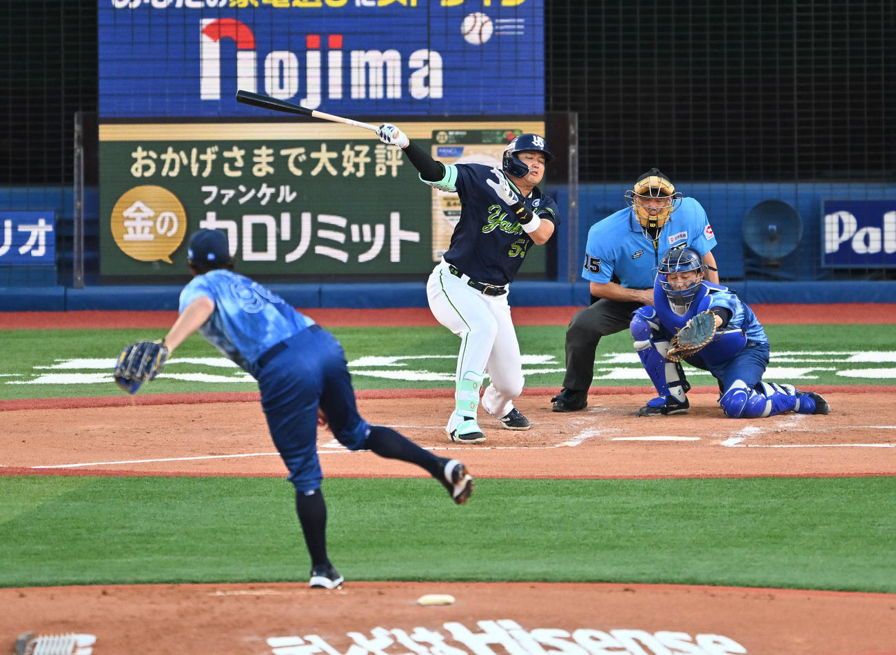 DeNA対ヤクルト　2回表ヤクルト無死、村上は空振り三振に倒れる。投手バウアー（撮影・滝沢徹郎）　