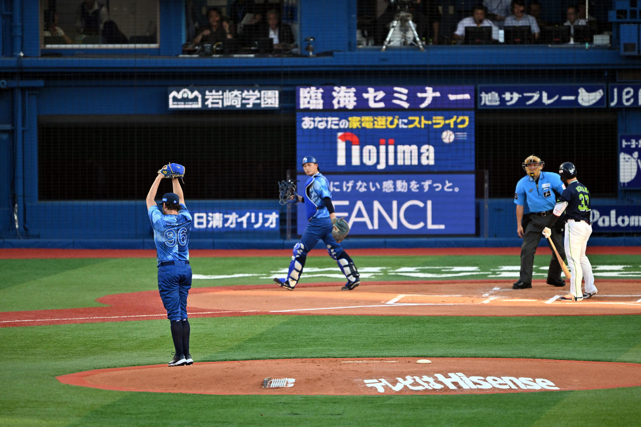 DeNA対ヤクルト　1回表ヤクルト2死、内山を見逃し三振に仕留めソードセレブレーショするバウアー（撮影・滝沢徹郎）　