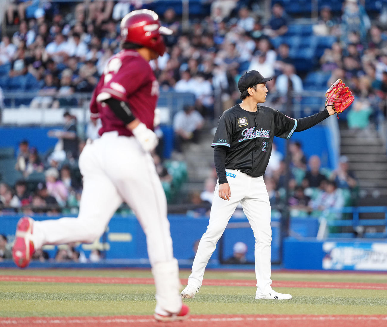 ロッテ対楽天　1回表楽天2死一、二塁、黒川に先制の右越え3点本塁打を浴び、浮かない表情の石川柊（撮影・鈴木みどり）