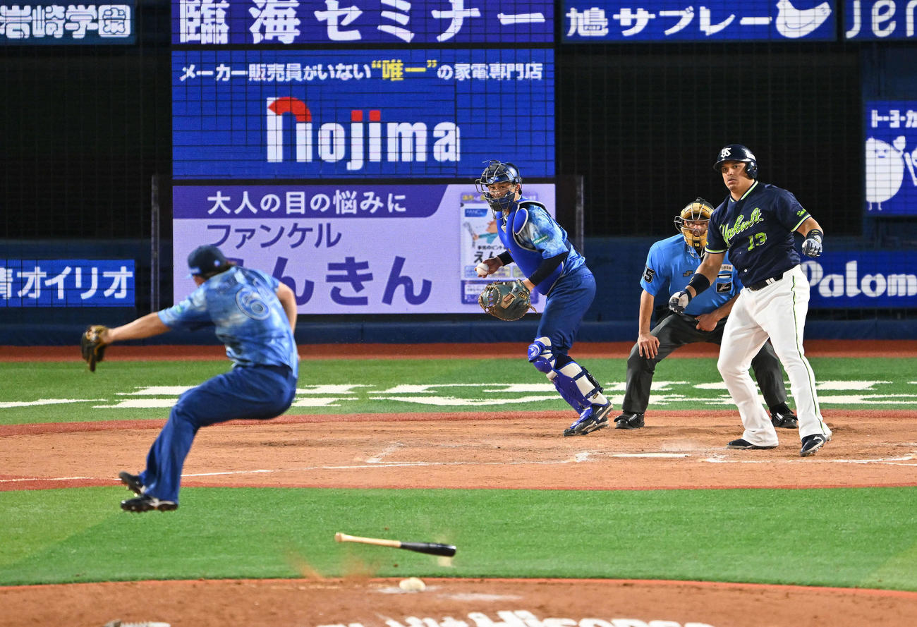 DeNA対ヤクルト　8回表ヤクルト2死一、二塁、空振り三振に倒れたオスナ（後方）のバットをよける中川虎（撮影・滝沢徹郎）　