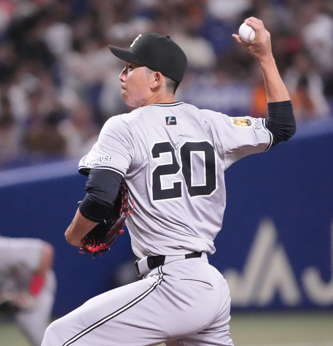 中日対巨人　1回裏、登板する巨人先発の戸郷（撮影・森本幸一）