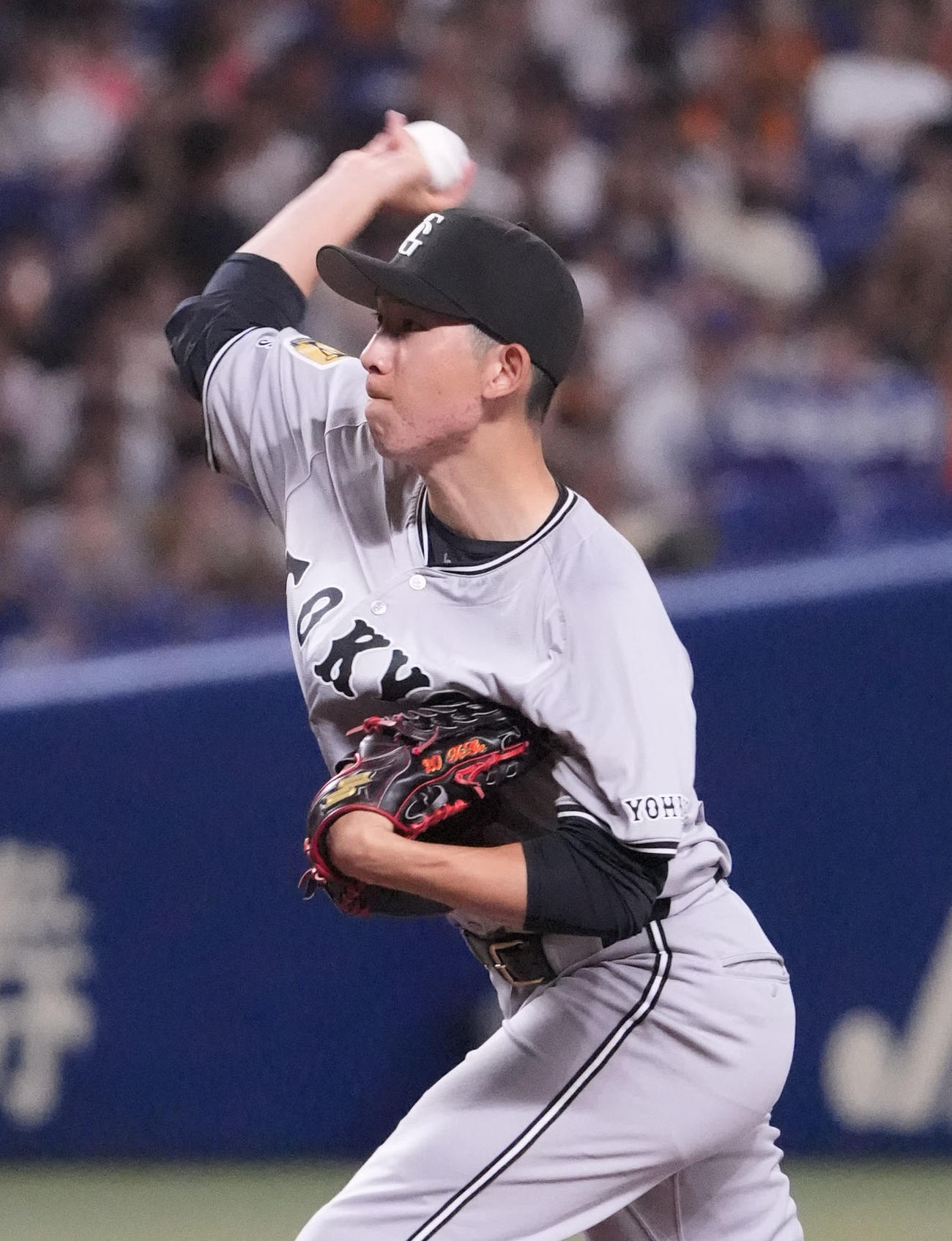 中日対巨人　1回裏、登板する巨人先発の戸郷（撮影・森本幸一）