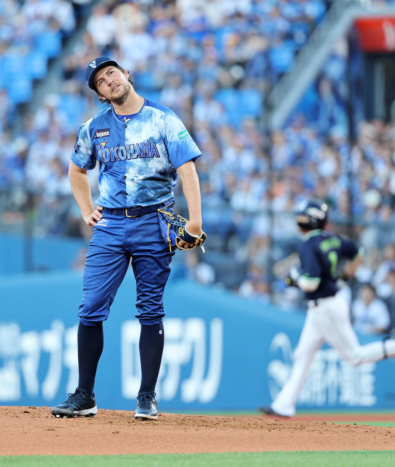 DeNA対ヤクルト　2回表ヤクルト2死、山田（右）に左越えソロ本塁打を放たれ険しい表情を見せるDeNAバウアー（撮影・鈴木正人）