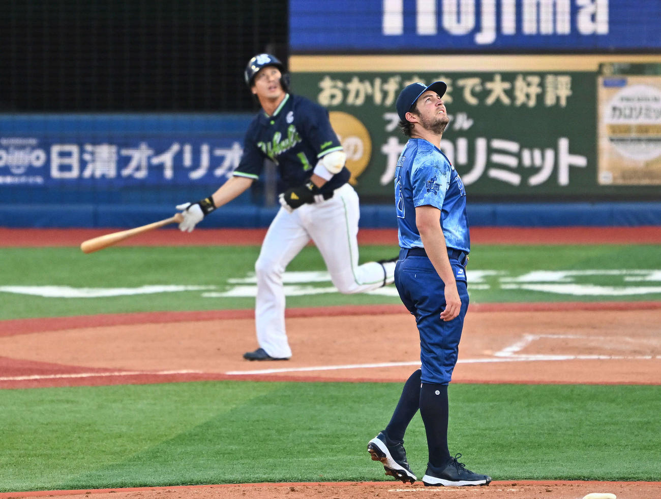 DeNA対ヤクルト　2回表ヤクルト2死、山田（後方）に先制ソロ本塁打を許すバウアー（撮影・滝沢徹郎）　
