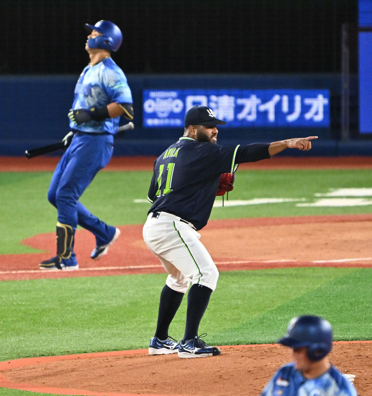 DeNA対ヤクルト　5回裏DeNA1死二塁、蝦名（後方）の三直を好捕した村上を指さすアビラ（撮影・滝沢徹郎）　