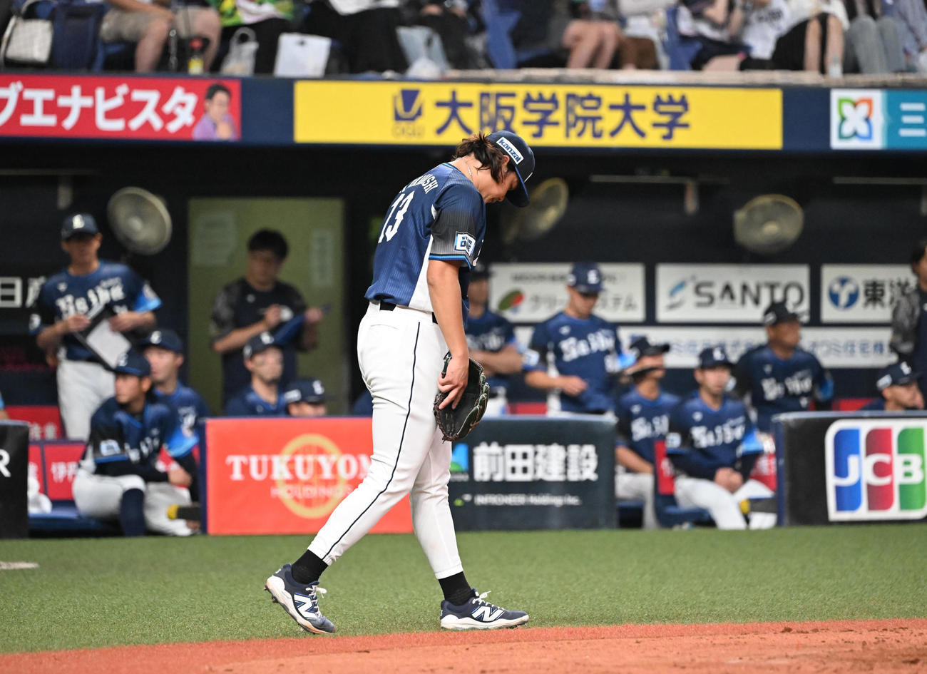 オリックス対西武　5回裏オリックス1死二、三塁、宗に適時打を浴びうつむく高橋（撮影・和賀正仁）