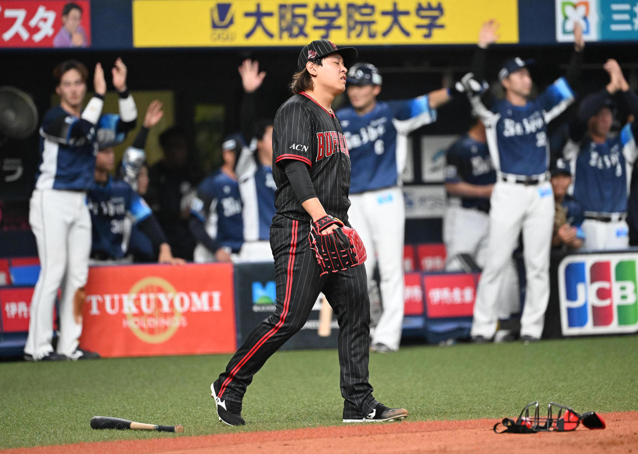 オリックス対西武　6回表西武2死一塁、デービスに適時二塁打を浴びた宮城（撮影・和賀正仁）