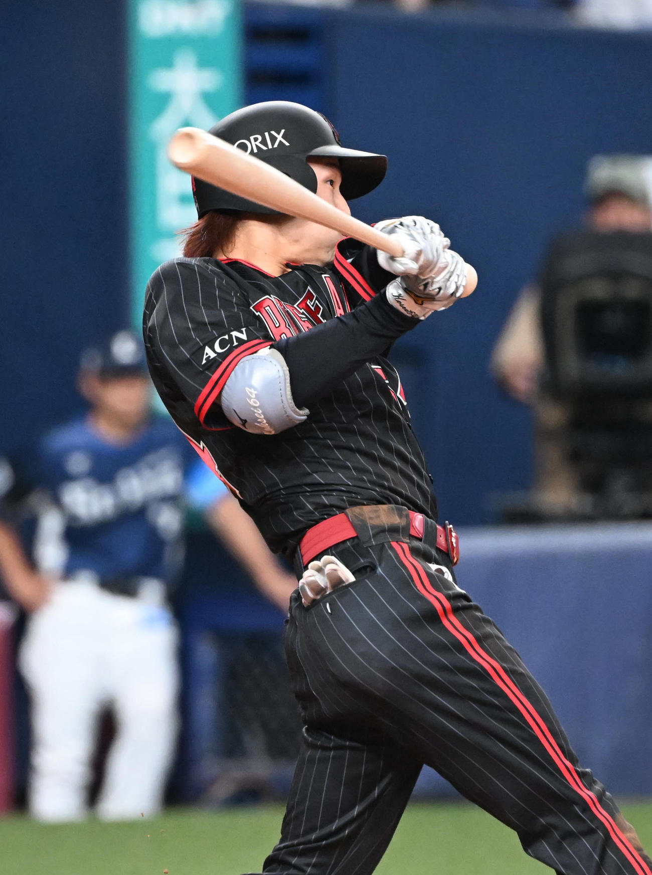 オリックス対西武　6回裏オリックス1死一、二塁、右中間に適時三塁打を放つ大里（撮影・和賀正仁）