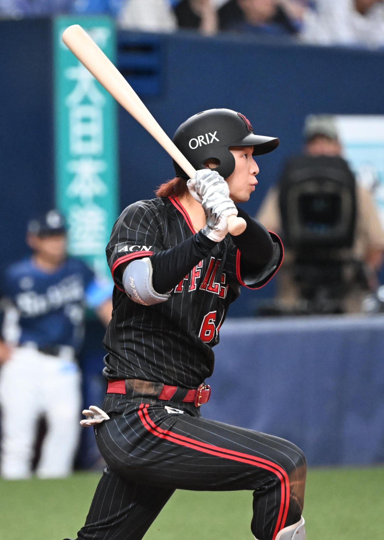 オリックス対西武　6回裏オリックス1死一、二塁、右中間に適時三塁打を放つ大里（撮影・和賀正仁）