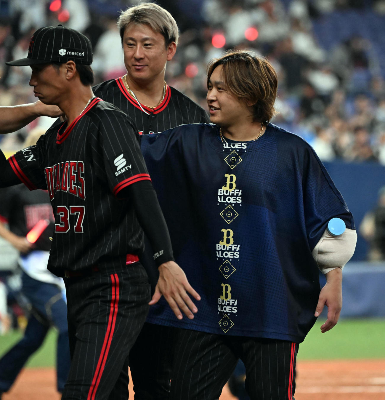 オリックス対西武　西武に勝利しナインと笑顔でタッチするオリックス宮城（撮影・和賀正仁）