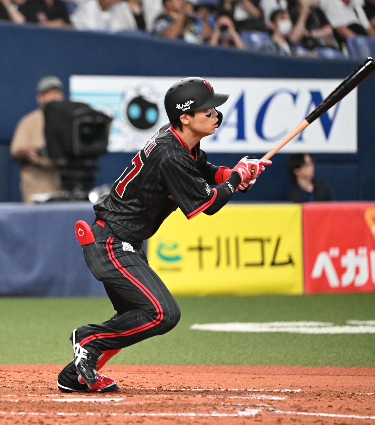 オリックス対西武　4回裏オリックス2死一、二塁、左中間に適時二塁打を放つ中川（撮影・和賀正仁）