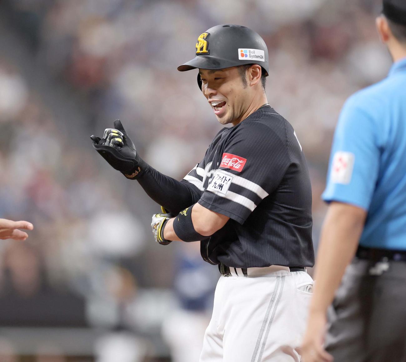 日本ハム対ソフトバンク　8回表ソフトバンク2死三塁、左前適時打を放ち笑顔の近藤（撮影・黒川智章）