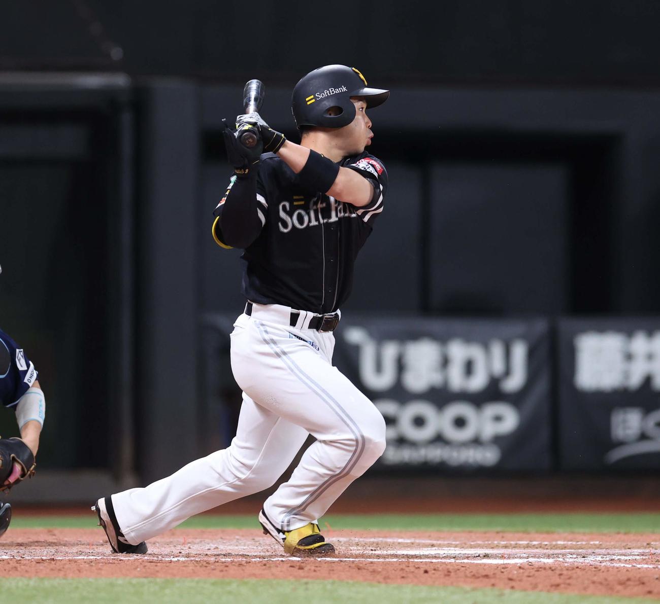 日本ハム対ソフトバンク　8回表ソフトバンク2死三塁、左前適時打を放つ近藤（撮影・黒川智章）