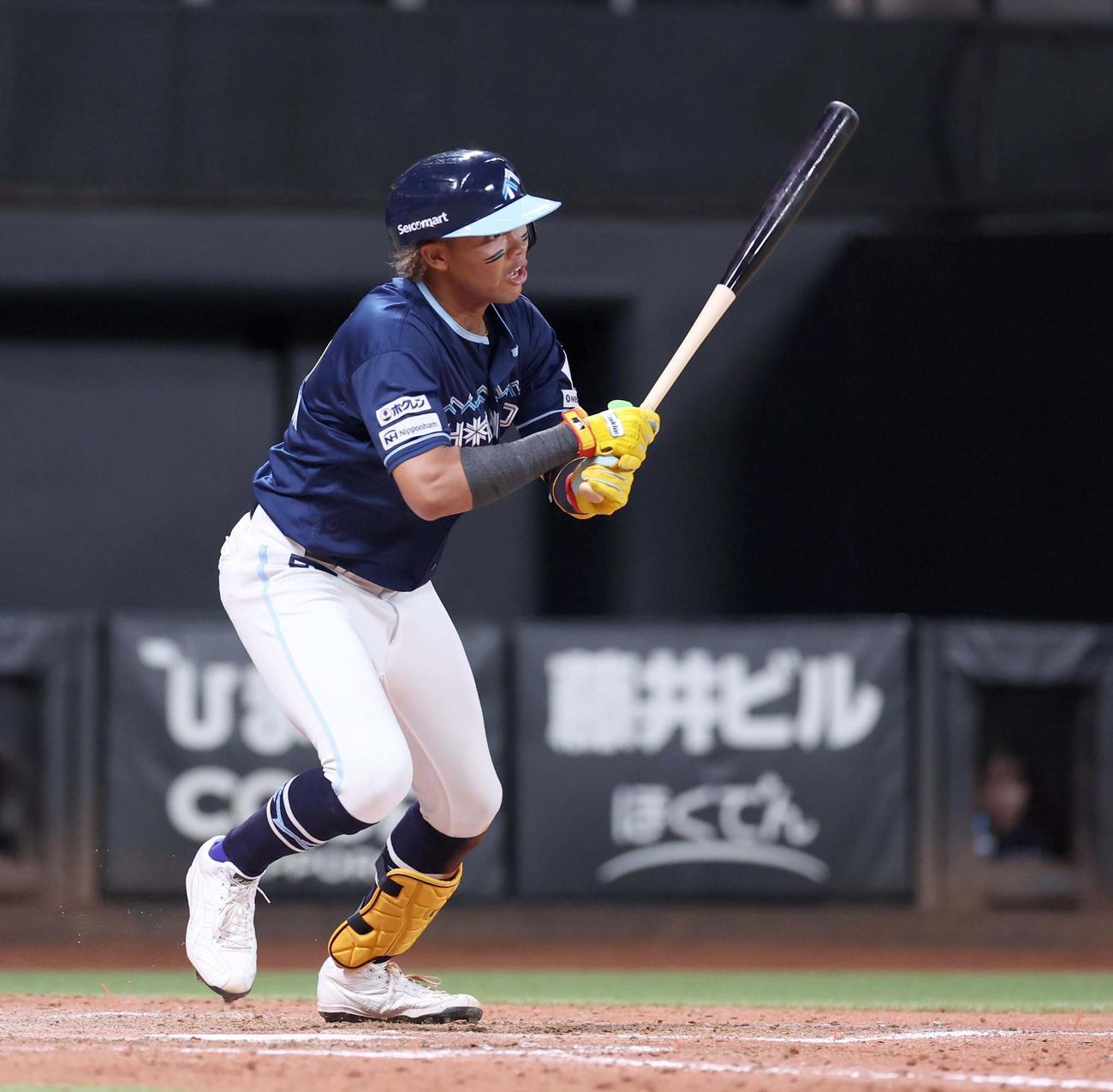 日本ハム対ソフトバンク　5回裏日本ハム2死二塁、中前適時打を放つ水谷（撮影・黒川智章）