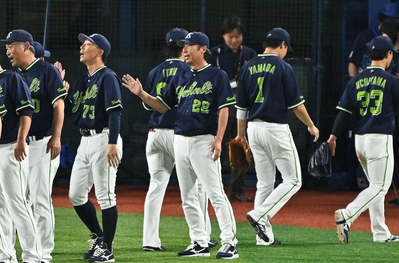 DeNA対ヤクルト　試合後、選手とタッチを交わすヤクルト高津監督（中央）（撮影・滝沢徹郎）　