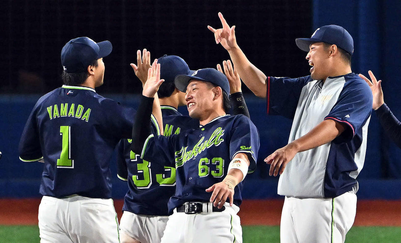 DeNA対ヤクルト　試合後、ヤクルト村上（右）は山田（左）とタッチを交わす（撮影・滝沢徹郎）　