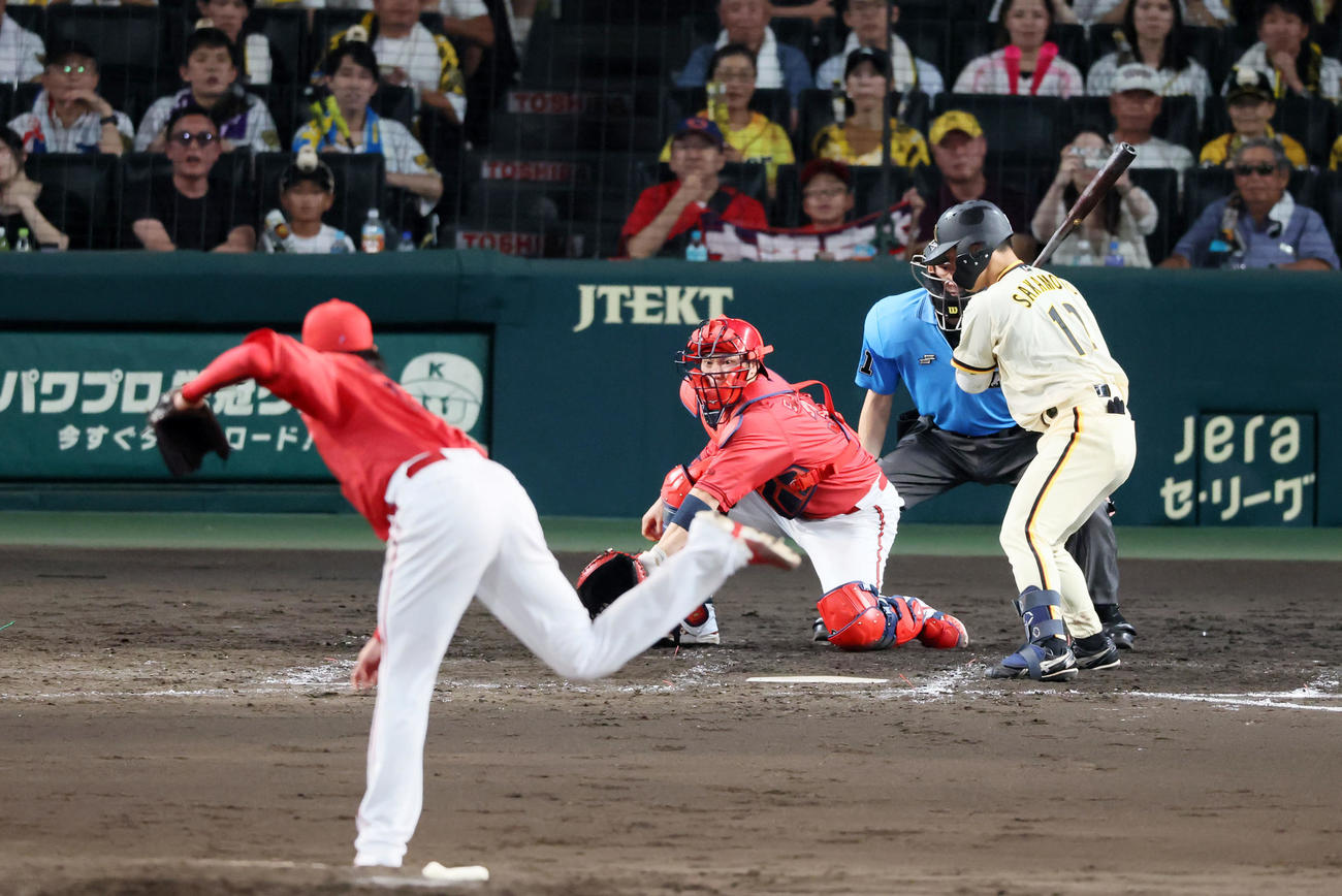 阪神対広島　4回裏阪神2死三塁、打者坂本のとき大瀬良のワイルドピッチで三塁走者が生還（撮影・加藤哉）