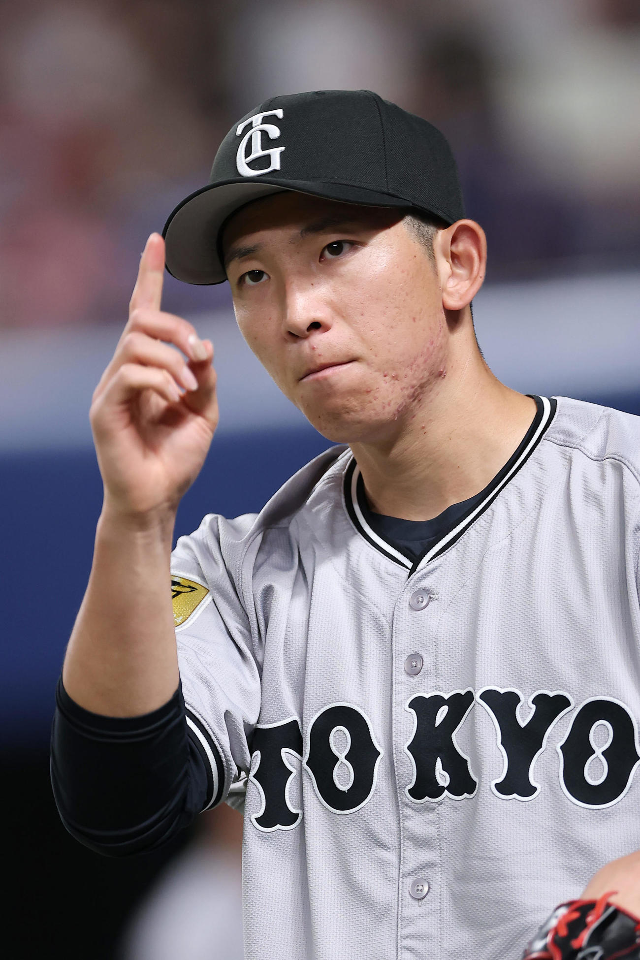 中日対巨人　4回裏の投球に備える巨人戸郷（撮影・前田充）