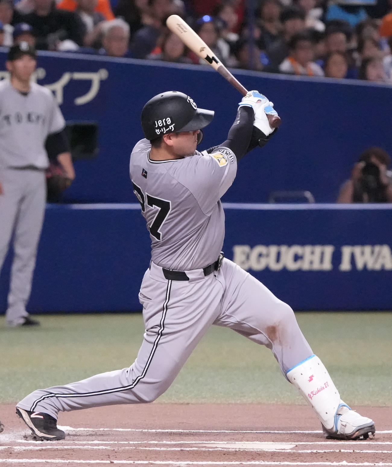中日対巨人　6回表巨人2死一、二塁、左前適時打を放つ岸田（撮影・森本幸一）