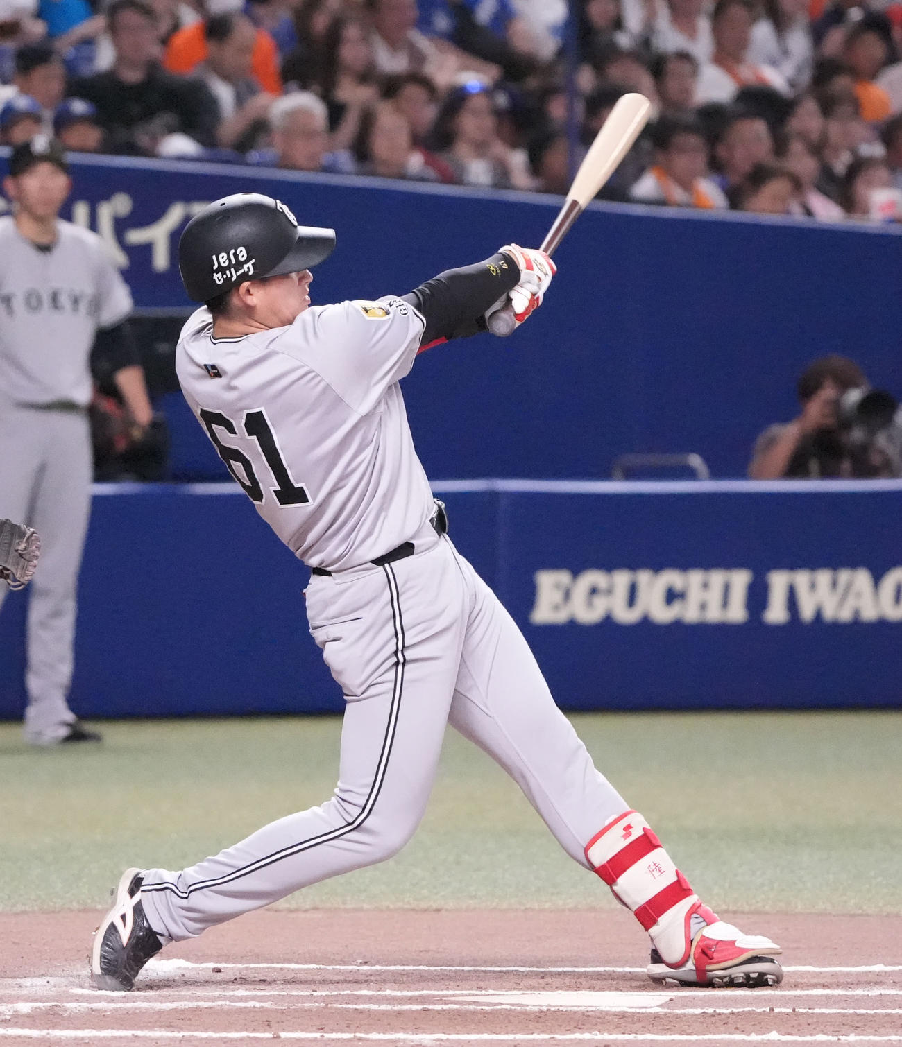 中日対巨人　6回表巨人2死一、二塁、左前適時打を放つ増田睦（撮影・森本幸一）