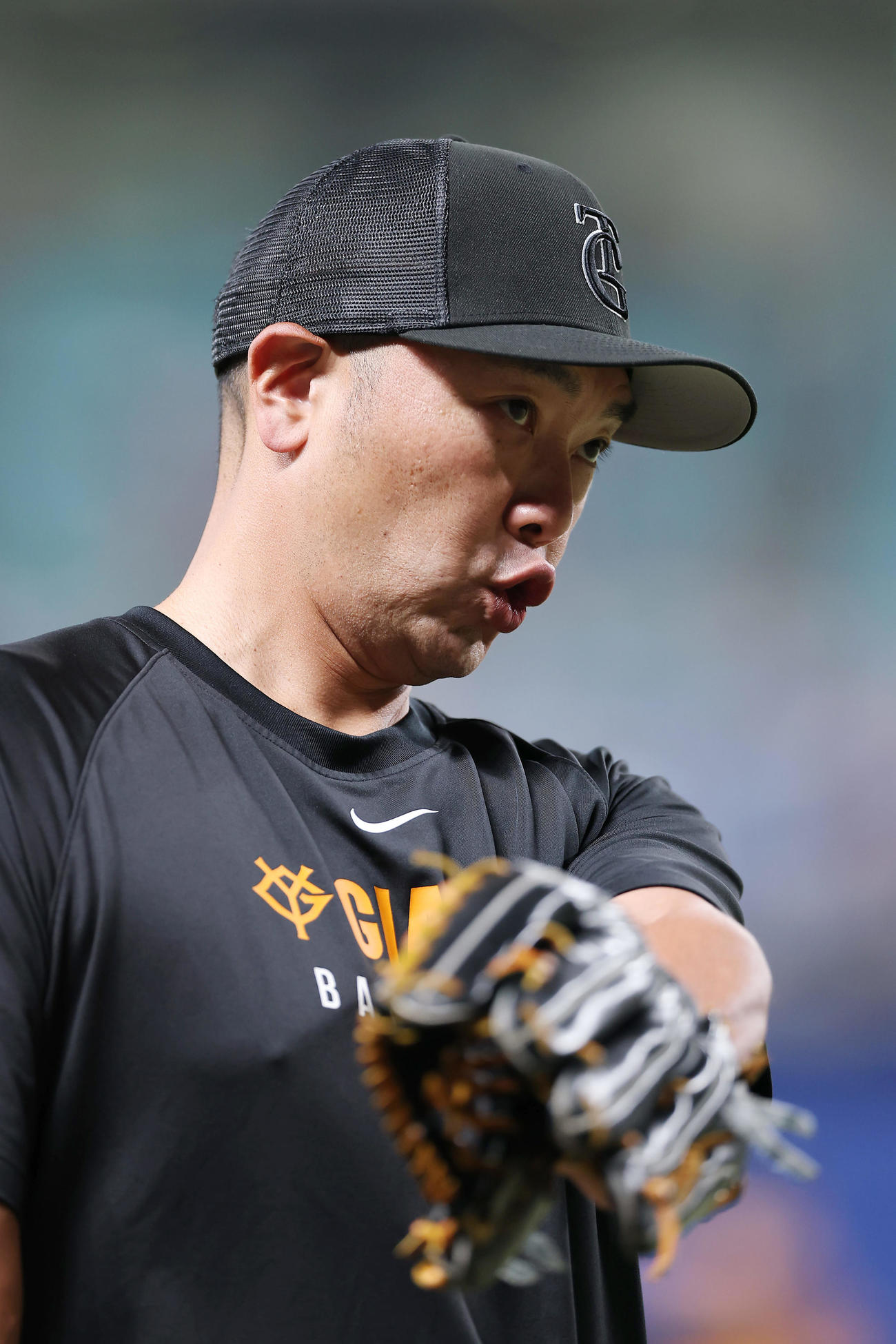 中日対巨人　試合前練習を見守る巨人阿部監督（撮影・前田充）