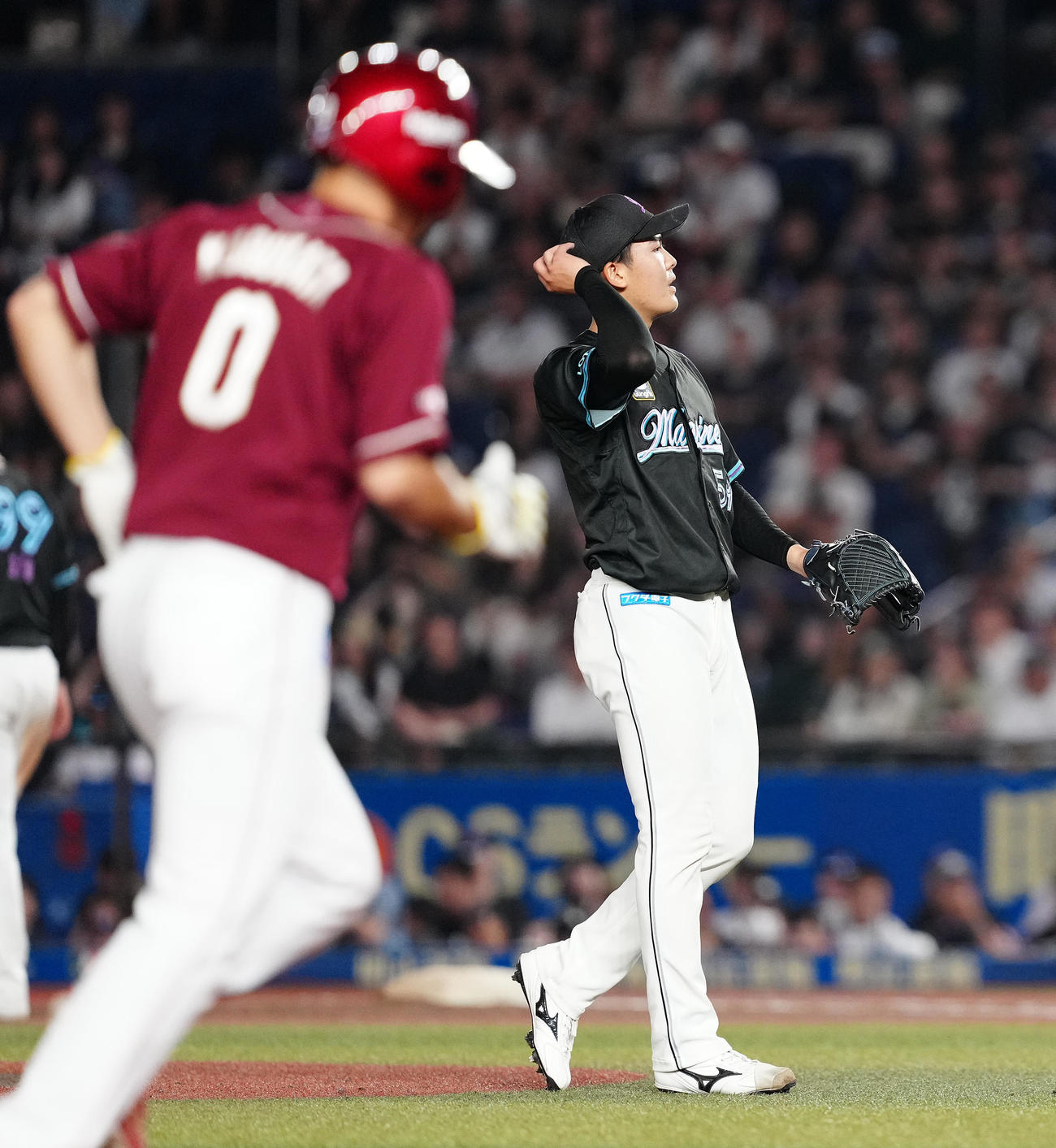 ロッテ対楽天　9回表楽天無死満塁、鈴木大に押し出し四球を与え、浮かない表情の早坂（撮影・鈴木みどり）