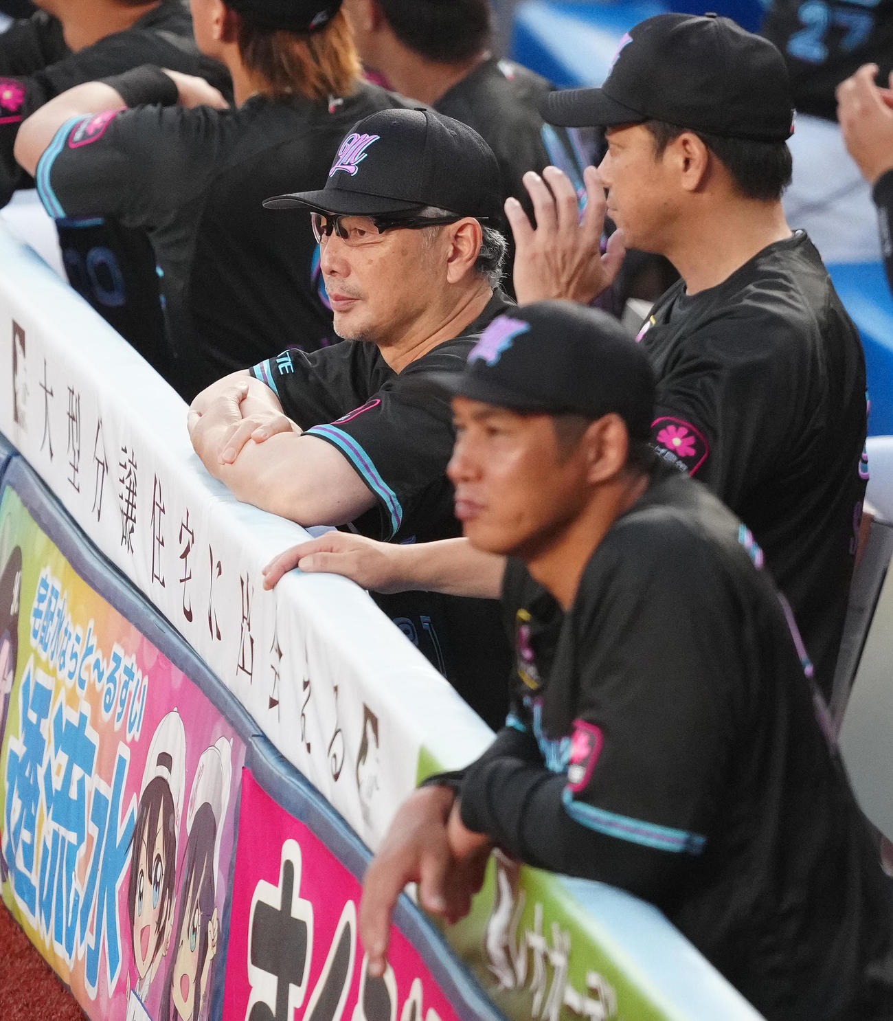 ロッテ対楽天　ベンチから試合を見るロッテ吉井監督（左）（撮影・鈴木みどり）