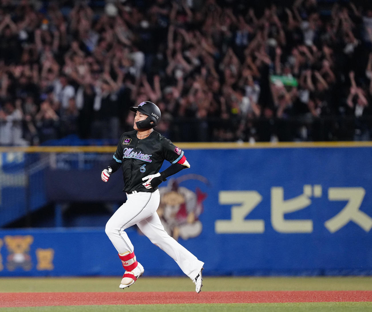 ロッテ対楽天　4回裏ロッテ1死、プロ初本塁打の左越えソロ本塁打を放った西川はダイヤモンドをまわる（撮影・鈴木みどり）