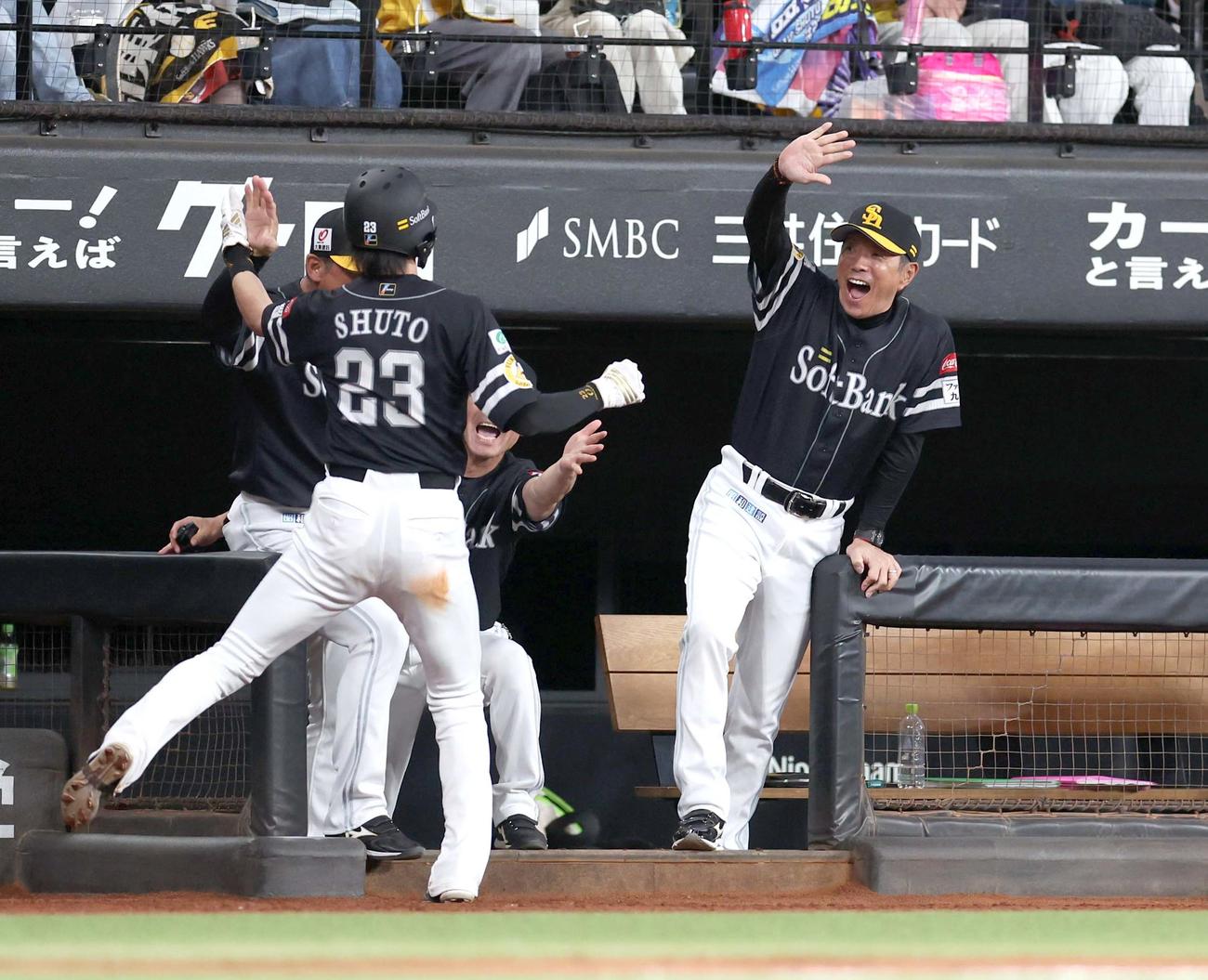 日本ハム対ソフトバンク　8回表、生還した周東を出迎える小久保監督（撮影・黒川智章）