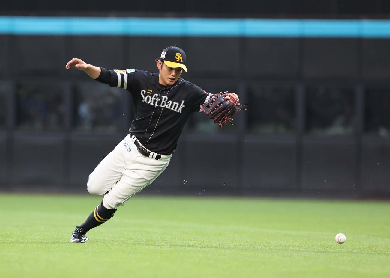 日本ハム対ソフトバンク　2回裏日本ハム1死二、三塁、松本剛の打球を落球する山本（撮影・黒川智章）