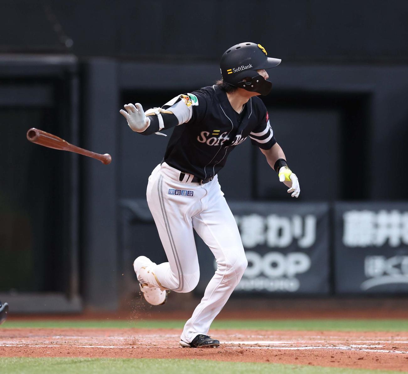 日本ハム対ソフトバンク　3回表ソフトバンク2死三塁、左前適時打を放つ周東（撮影・黒川智章）