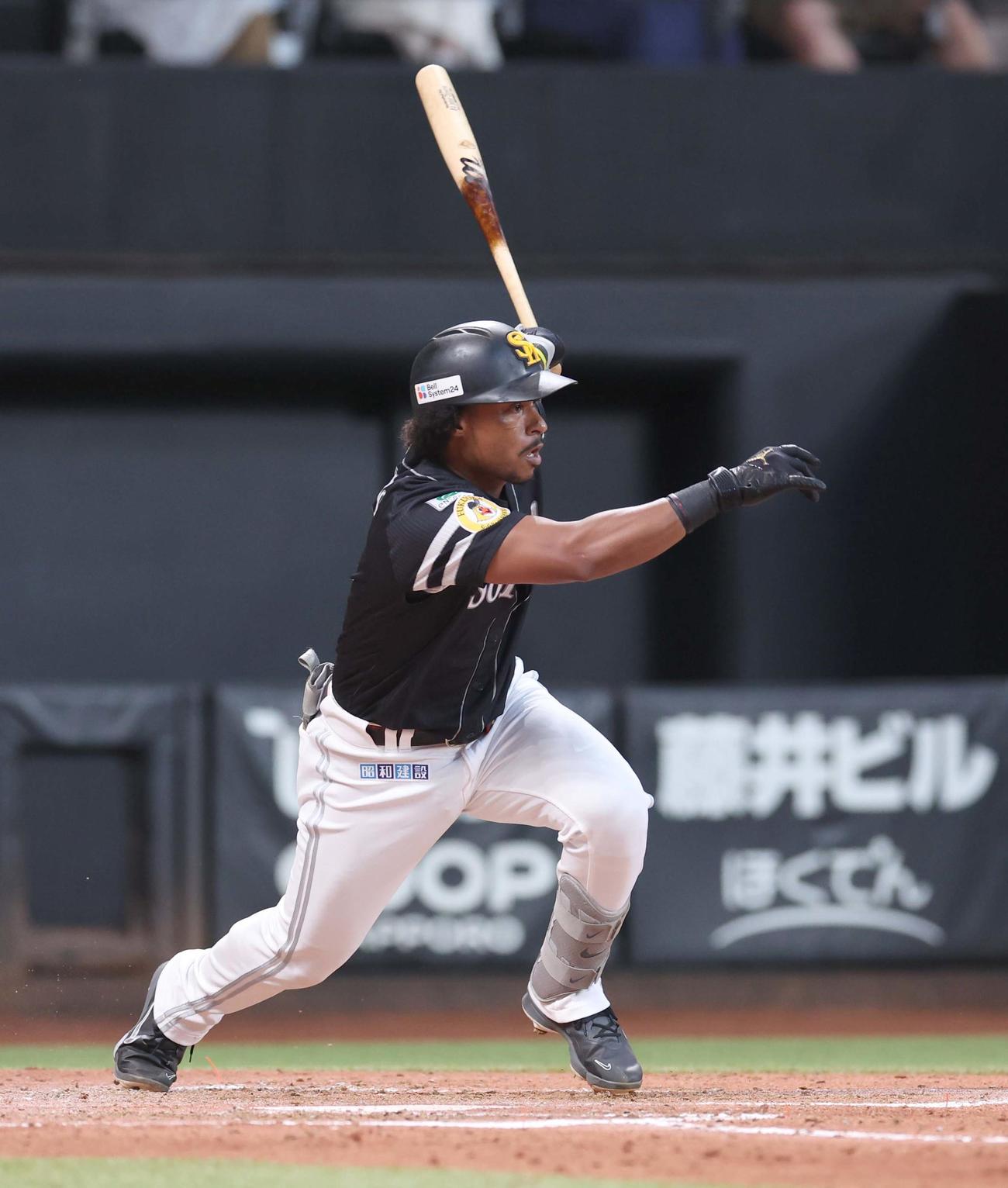 日本ハム対ソフトバンク　3回表ソフトバンク2死二塁、遊前内野安打を放つダウンズ（撮影・黒川智章）