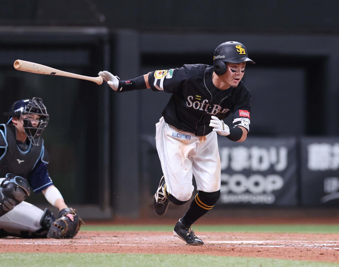 日本ハム対ソフトバンク　5回表ソフトバンク1死、右翼線に二塁打を放つ牧原大（撮影・黒川智章）