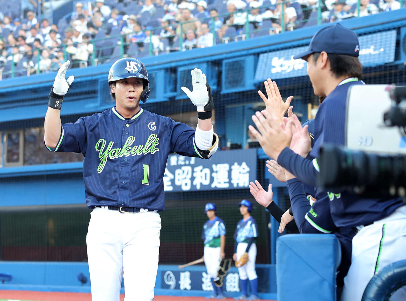 DeNA対ヤクルト　2回表ヤクルト2死、山田は左越えソロ本塁打を放ちベンチ前で喜ぶ（撮影・鈴木正人）