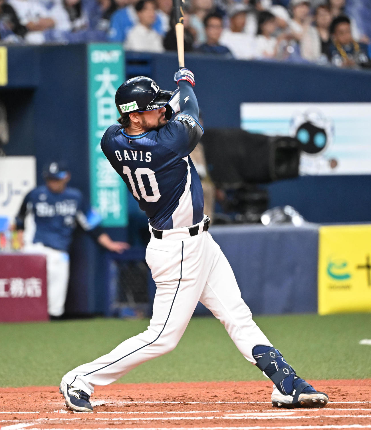 オリックス対西武　6回表西武2死一塁、右中間に適時二塁打を放つデービス（撮影・和賀正仁）