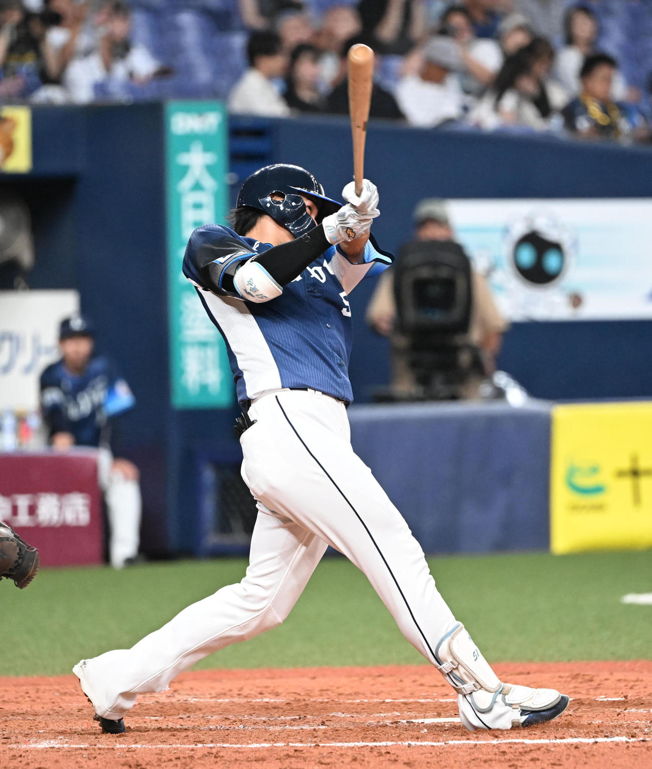 オリックス対西武　9回表西武無死一塁、右越え本塁打を放つ西川（撮影・和賀正仁）