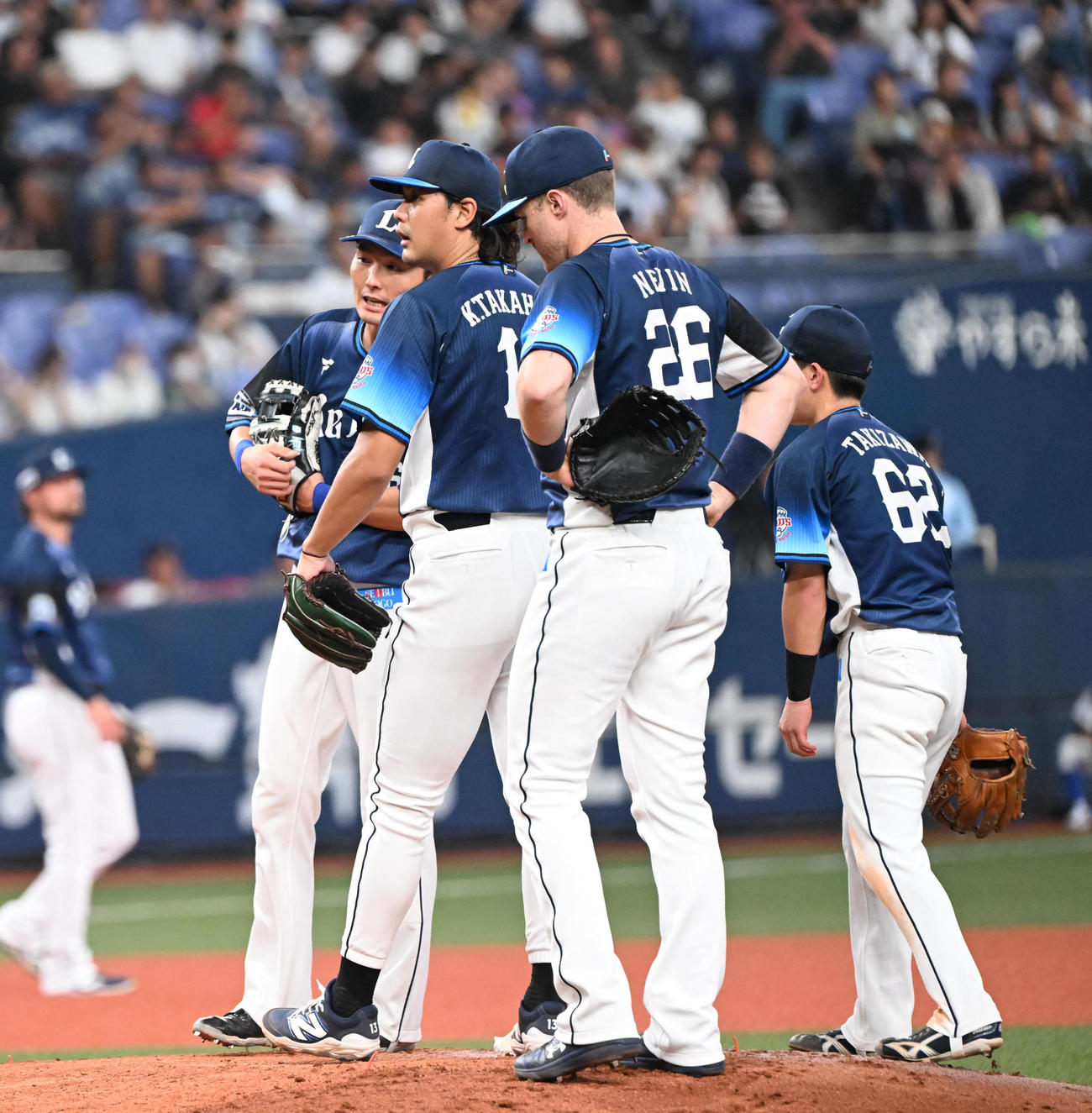 オリックス対西武　5回裏オリックス1死二、三塁、宗に適時打を浴び高橋（左から2人目）のマウンドに集めるナイン（撮影・和賀正仁）