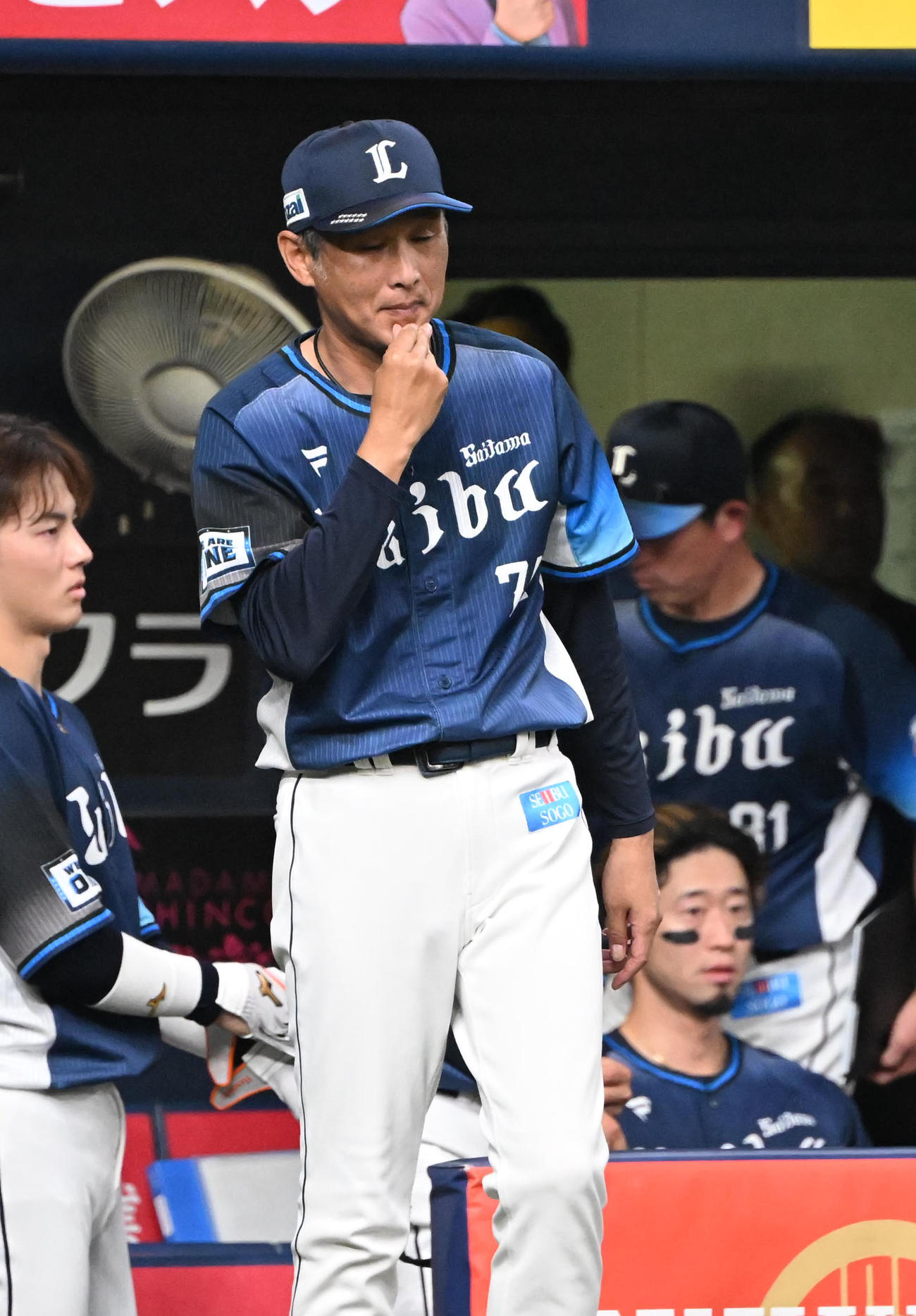 オリックス対西武　8回表を終え、選手の交代を告げる西武西口監督（撮影・和賀正仁）