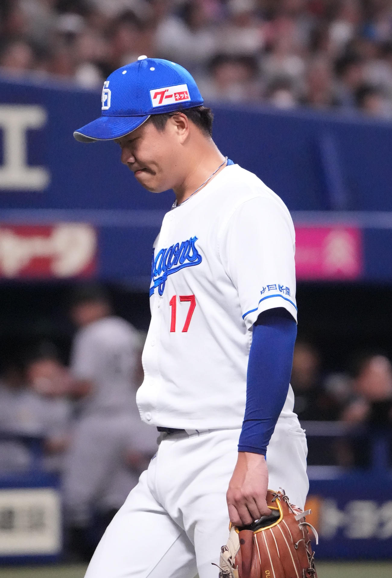 中日対巨人　6回表終了、ベンチへ戻る柳（撮影・森本幸一）