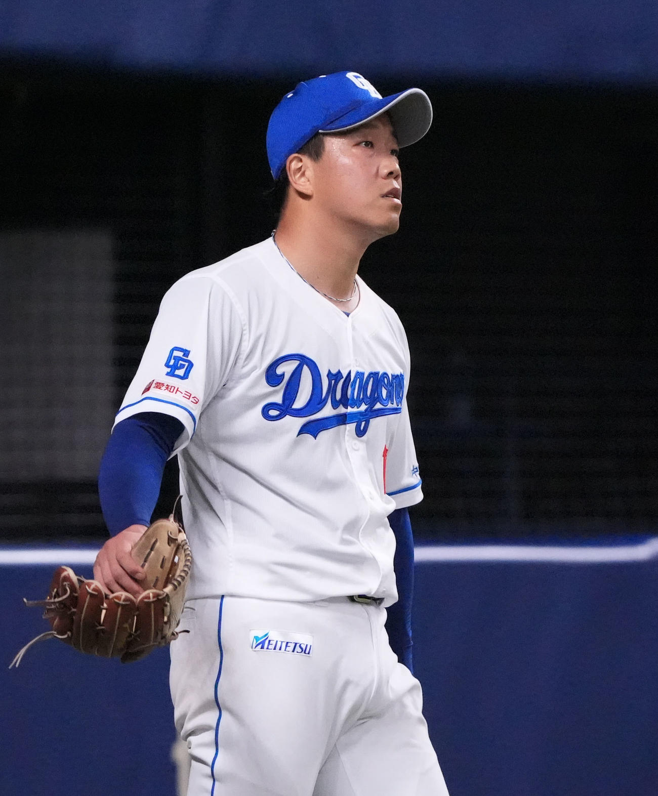 中日対巨人　6回表巨人2死一、二塁、増田睦に左前適時打を打たれスクリーンを見つめる柳（撮影・森本幸一）